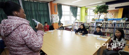 6일 전교생이 34명밖에 되지 않는 소규모 학교인 전남 영암 학산초 학생들이 학교가 준비한 무료 영어캠프에 참가해 원어민 영어교사와 영어로 대화하고 있다. 영암=박영철 기자 skyblue@donga.com