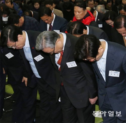 “반성합니다” 새누리당 인명진 비상대책위원장(가운데) 등 당직자들이 경기 고양시 킨텍스에서 열린 ‘반성 다짐 화합을 위한 대토론회’에서 국민에게 사과하고 있다. 고양=홍진환 기자 jean@donga.com