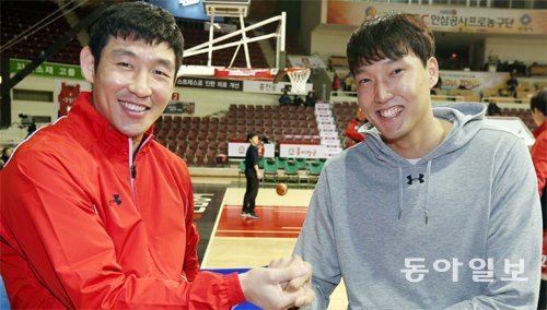 대형 신인 모비스 이종현(오른쪽)이 11일 KGC전이 열린 안양실내체육관에서 부상에서 복귀한 주장 양동근과 손을 맞잡고 활짝 웃고 있다. 관중석에서 경기를 지켜본 이종현은 이날 처음으로 경기장에서 팬에게 사인을 해주는 기쁨도 맛봤다. 안양=최혁중 기자 sajinman@donga.com