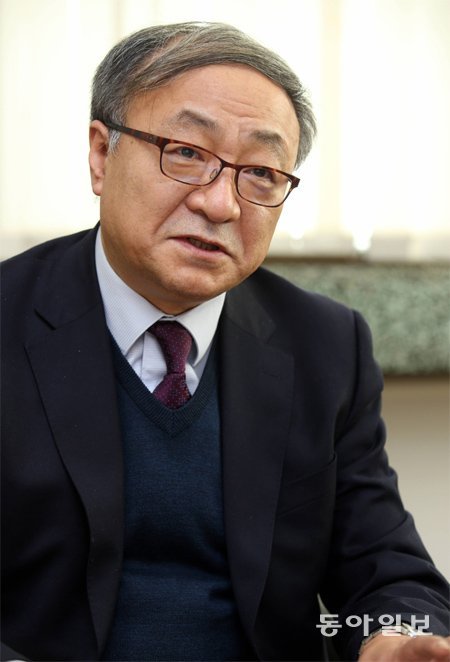 10일 서울 마포구 홍익대 문헌관 6층 총장실에서 김영환 총장이 기숙사와 장학금 등 타 대학과 차별화된 홍익대의 강점에 대해 이야기하고 있다. 김경제 기자 kjk5873@donga.com