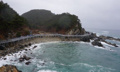 정동진에서 심곡항까지 이어지는 바다부채길은 태고의 역사를 지닌 천연기념물인 해안단구의 기암괴석과 하얗게 부서지는 파도의 조화가 절묘하다. 강릉|김재범 기자 oldfield@donga.com