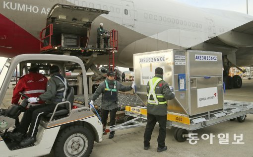 미국 시애틀에서 한 국내 업체가 수입한 달걀 150kg(2160개)이 12일 오후 인천 중구 운서동 아시아나항공 화물터미널을 통해 도착하고 있다. 양회성 기자 yohan@donga.com