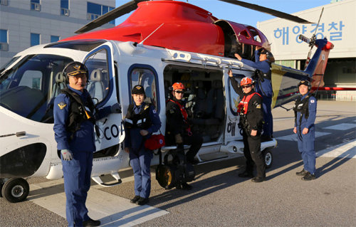 양계담 중부해경본부 회전익항공대장(왼쪽)과 대원들이 출동에 앞서 헬기 앞에 모였다. 응급환자 구조신고가 접수되면 기장과 부기장, 응급구조사, 항공구조사, 전탐사, 정비사가 함께 헬기에 탑승한다. 중부해경본부 제공