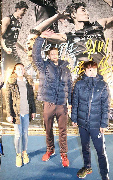 ‘배구의 성지’ 장충체육관에 때 아닌 봄바람이 일고 있다. 장충을 홈으로 사용하는 우리카드와 GS칼텍스가 나란히 전방위적 마케팅에 나서며 한겨울에도 열기를 후끈 달아올린 모습이다. 사진제공｜우리카드 페이스북