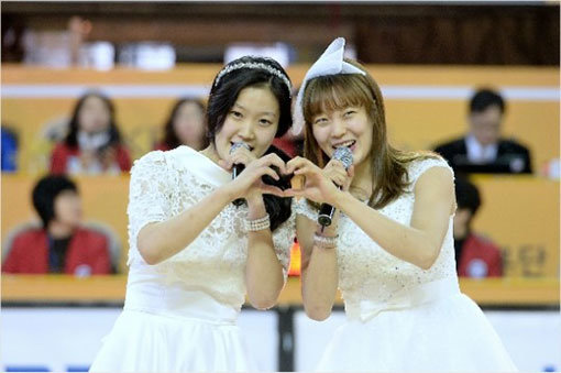 2015 올스타전 당시 홍아란과 신지현의 공연. 사진제공｜WKBL