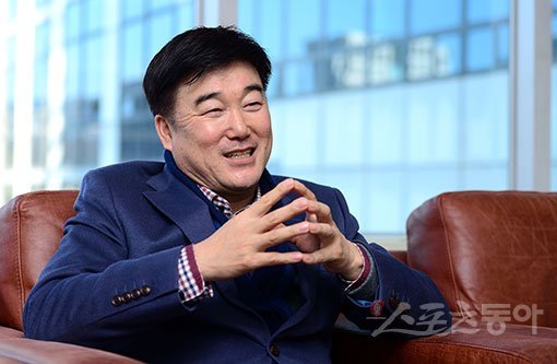 SK 민경삼 전 단장은 사진촬영을 어색해했다. 그러고 보니 할말이 있을 때에도 그는 전면에 나서지 않고, 뒤에서 참는 쪽을 택한 적이 많았다. 김종원 기자 won@donga.com