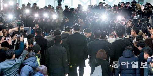 이재용에 쏠린 눈 이재용 삼성전자 부회장(가운데)이 12일 서울 강남구 박영수 특별검사팀 사무실에 
출석하며 기자들의 질문을 받고 있다. 이 부회장은 삼성 계열사 합병의 대가로 박근혜 대통령의 요청에 따라 최순실 씨 모녀를 지원한
 혐의를 받고 있다. 장승윤 기자 tomato99@donga.com