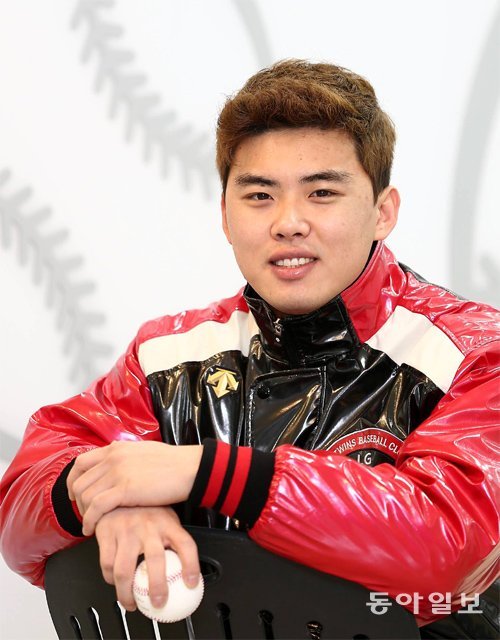 월드베이스볼클래식(WBC) 공인구를 손에 들고 있는 LG 마무리 임정우. 전영한 기자 scoopjyh@donga.com