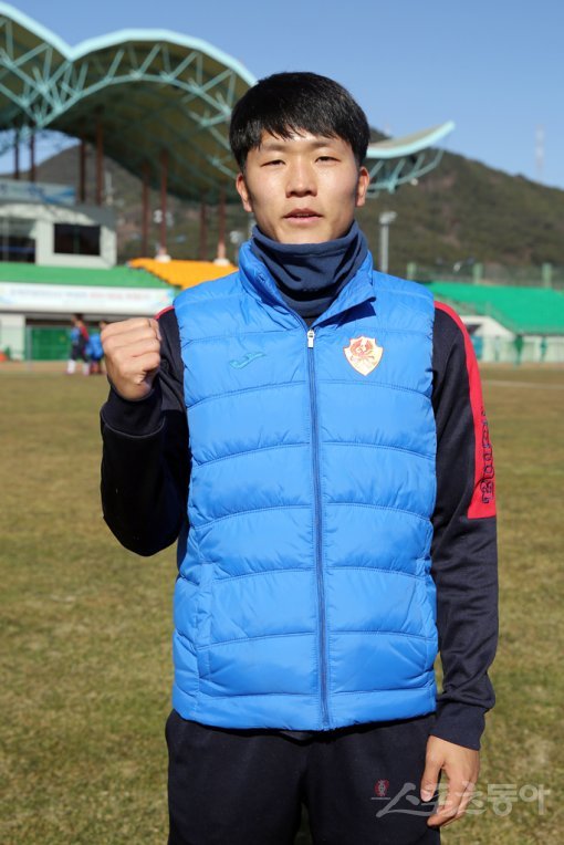 아마추어 시절, 동갑내기 라이벌 황희찬(잘츠부르크)과 치열하게 경쟁한 광주FC 나상호는 선수단 동계전지훈련이 진행 중인 전남 광양캠프에서 만나 처음 안착한 프로무대에서 생존 이상의 꿈을 이루고 싶다는 다부진 의지를 전했다.  광양 | 남장현 기자 yoshike3@donga.com