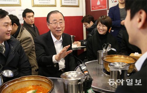 김치찌개 점심 반기문 전 유엔 사무총장(가운데)이 13일 서울 동작구의 한 김치찌개 식당에서 청년들과 
점심식사를 함께하며 대화를 나누고 있다. 반 전 총장은 이날 대학생 창업가, 취업 준비생 등의 고민을 듣고 복지와 실업률 등에 
대한 생각을 밝혔다. 최혁중 기자 sajinman@donga.com