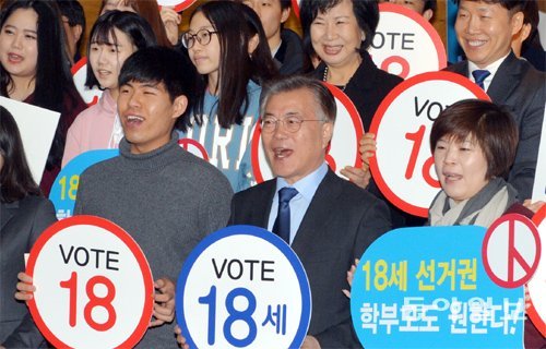 “선거 연령 18세로” 더불어민주당 문재인 전 대표(앞줄 가운데)가 13일 서울 마포구의 한 상가에서 
열린 ‘함께 여는 미래, 18세 선거권 이야기’ 간담회에 참석해 선거연령을 만 18세로 낮추자는 피켓을 들고 있다. 문 전 대표는
 “유관순 열사가 3·1독립운동에 나설 때가 만 17세였다”고 말했다. 홍진환 기자 jean@donga.com