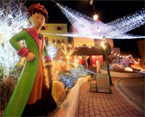 ‘꽃 별 어린왕자 프랑스 문화마을’ 쁘띠프랑스의 겨울은 이렇듯 사랑스럽고 따뜻하다. 이렇게 조명으로 아름답게 장식되는 ‘어린 왕자 별빛축제’는 2월 말까지 계속된다. 쁘띠프랑스 제공