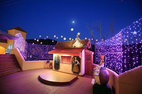 마리오네트(줄로 조종하는 나무인형) 퍼포먼스 극장의 겨울밤.