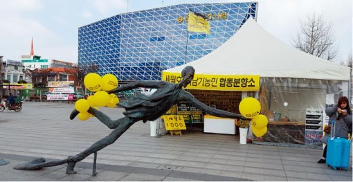 전주 풍남문광장에는 세월호 희생자와 고(故) 백남기 농민을 위한 합동분향소가 마련돼 있다. [구자홍 기자]