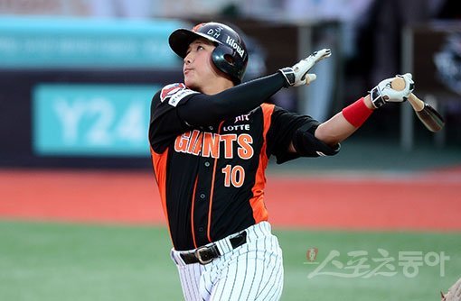 황재균의 최종 결정은 꿈을 향한 도전이었다. 롯데는 4년 총액 최소 70억 원 이상 보장에 계약 기간 조절까지 조건으로 내세웠지만 황재균은 파격적인 제안을 뿌리치고 자신의 꿈인 메이저리그 도전을 선택했다. 스포츠동아DB