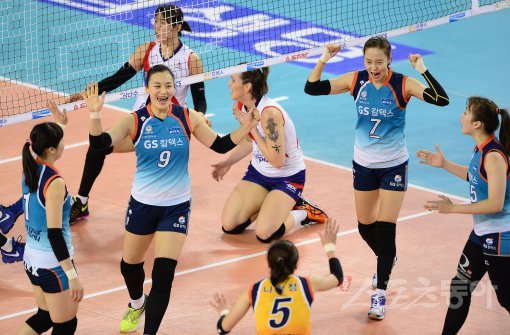 GS칼텍스가 외국인선수 없이 이소영, 황민경, 강소휘 등 토종선수를 앞세워 조직력 있는 배구를 선보이는 반면 도로공사는 
외국인선수를 교체하고도 반전 계기를 찾지 못하고 있다. 패하고도 희망을 찾은 GS칼텍스와는 다른 행보다. 스포츠동아DB