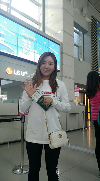 미국 캘리포니아주 팜스프링으로 전지훈련을 떠나는 이보미가 15일 인천국제공항에서 배웅 나온 가족들을 향해 손을 흔들며 짧은 작별인사를 했다. 이보미는 2017년 일본여자프로골프(JLPGA) 투어 3년 연속 상금왕을 목표로 더 많은 땀을 흘리고 돌아오겠다고 다짐했다. 사진제공 ｜ 프로골퍼 이보미