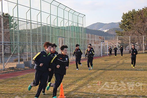 연고지 광양에서 2017시즌 대비 동계훈련을 본격화한 전남 선수단은 다음달 일본 오키나와에서 5차례 연습경기를 통해 실력 향상을 꾀한다는 복안이다. 광양 | 남장현 기자 yoshike3@donga.com