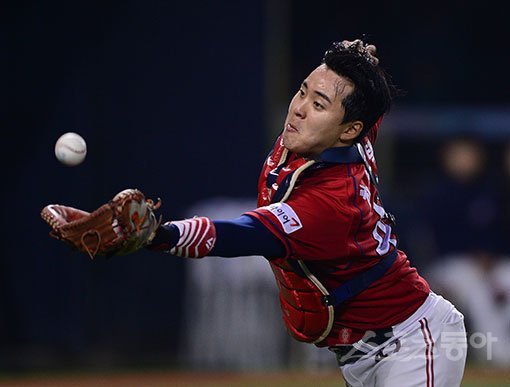 KIA 포수 한승택은 지난해 LG와 와일드카드 결정전에서 스스로 볼배합을 하고, 몸을 던지는 호수비를 펼치는 등 팀의 미래로 확실한 눈도장을 받았다. 당시 2차전에서 몸을 날려 LG 문선재의 번트 타구를 잡는 한승택. 스포츠동아DB