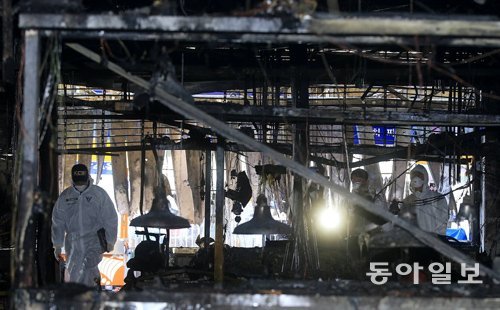 15일 전남 여수시 여수수산시장 화재 현장에서 경찰들이 정확한 발화 지점과 원인을 밝히기 위해 감식을 하고 있다. 이날 발생한 
화재로 ‘50년 전통’을 자랑하는 여수수산시장의 점포 117곳이 크고 작은 피해를 봤다. 여수=박영철 기자 
skyblue@donga.com