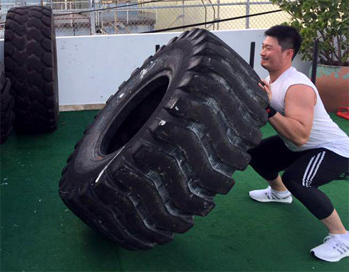 미국 마이애미에서 개인 훈련을 하고 있는 오승환이 대형 타이어를 들어올리며 체력훈련을 하고 있다. 권보성 트레이너 제공