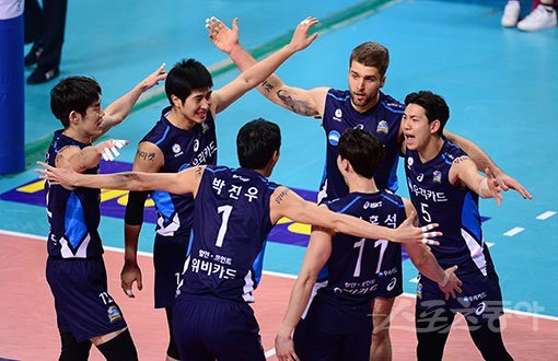 우리카드의 ‘반전 드라마’가 연일 화제다. 팀 창단 이후 최다인 4연승 행진으로 상위권 도약에 성공한 우리카드. 그런데 향후 일정을 보면 진짜 클라이맥스는 지금부터다. 15일 삼성화재를 꺾고 4연승에 성공한 우리카드. 장충체육관 ｜ 김종원 기자 won@donga.com