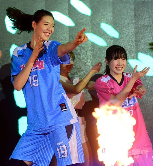 KB스타즈 박지수는 대형신인답게 데뷔 시즌부터 올스타 무대를 경험했다. 이번 올스타전에서 얻은 ‘언니들’과의 소중한 추억을 성장의 밑거름으로 삼겠다는 야무진 꿈도 잊지 않았다. 박지수(왼쪽)가 15일 용인체육관에서 벌어진 올스타전 선수소개 때 선배들과 함께 춤 실력을 선보이고 있다. 용인 ｜ 김민성 기자 marineboy@donga.com