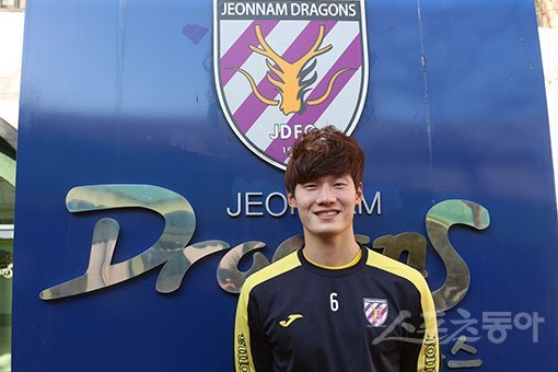 수원을 떠나 전남에 새로 둥지를 튼 연제민은 지난해의 연이은 좌절을 올해 환희로 바꾸겠다는 의지를 불태우고 있다. 올 시즌 친정팀과의 대결에선 달라진 자신의 모습을 보여주겠다는 각오다. 광양 ｜ 남장현 기자 yoshike3@donga.com