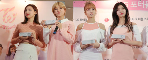 스피커는 시작에 불과하다. 아이돌 콘텐츠가 향후 생활가전에 들어오면 엔터테인먼트 업계의 지각변동이 불가피하다. 아이돌 그룹 트와이스 멤버들이 지난해 11월 서울 강남구 코엑스에서 열린 ‘트와이스 스피커’ 출시 행사에 참석했다. LG전자 제공