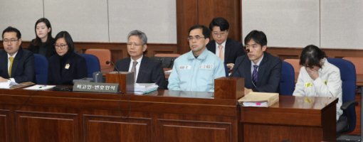 장시호 김종 최순실 제1회 공판이 열린 17일 서울 서초동 서울중앙지법에서 열린 가운데 최순실 김종 장시호가 피고인석에 앉아 있다. 사진공동취재단