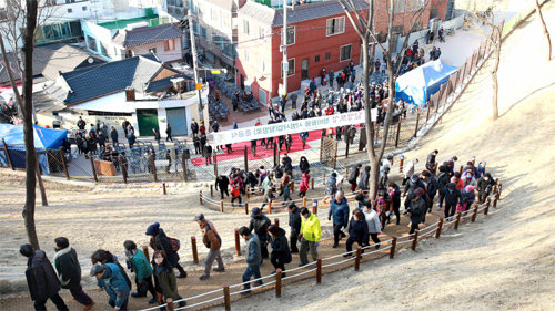 대구 서구 달성토성 탐방길 준공식에 참석한 주민들이 새로 놓은 계단을 오르고 있다. 이 길은 토성 안 동물원이 조류인플루엔자(AI)로부터 안전하다고 판단되면 정식 개방한다. 대구 서구 제공