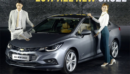 17일 서울 영등포구 영신로 대선제분 문래공장에서 모델들이 한국GM 쉐보레가 선보인 ‘올 뉴 크루즈’를 소개하고 있다. 한국GM 제공