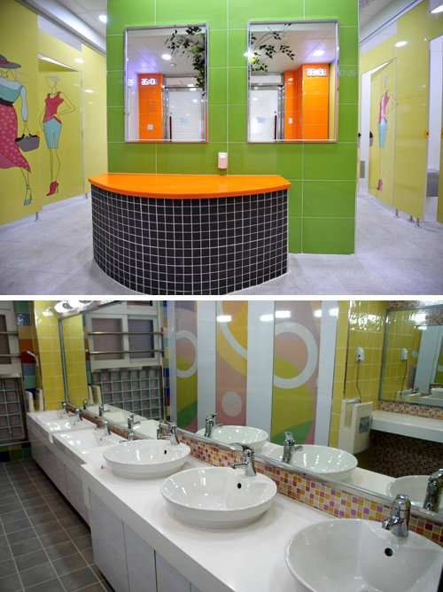 밝고 깨끗하게 바뀐 서울 신현중(위 사진)과 무학초교의 화장실. 2015년 본격적으로 시작된 서울시와 서울시교육청의 학교 
화장실 개선 프로젝트는 학생들이 집처럼 편안한 분위기에서 쉽게 화장실을 이용할 수 있도록 시설을 바꾸는 게 목표다. 서울시 제공