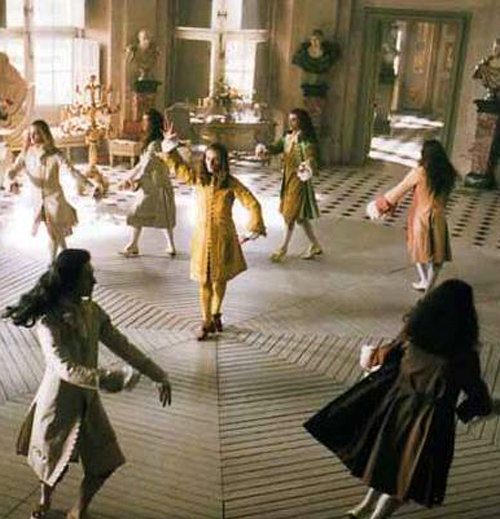 〈그림 4〉 프랑스 루이 14세의 춤에 대한 사랑을 그린 영화 ‘왕의 춤’ 중에서.