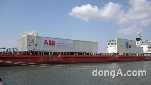 ABB코리아는 아랍에미리트연합(UAE) 해상에 위치한 사르브 유전지역에 안정적으로 전력을 공급하고자 9대의 이동형 변전소(E-House)를 공급했다. 사진제공=ABB코리아