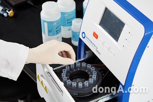 나노바이오시스㈜는 자사가 개발한 초고속 말라리아 real-time PCR 키트(UltraFast LabChip 
Real-time PCR-Malaria-Pf&Pv Detection Kit)가 유럽 의료기기 인증(CE-IVD)을 
완료했다고 밝혔다. 사진제공=나노바이오시스㈜