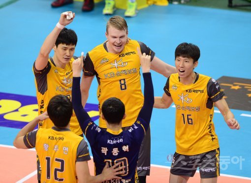 황택의(16번) 등 KB손해보험 선수들이 18일 우리카드전에서 득점을 올린 뒤 어깨동무를 하며 기뻐하고 있다. 구미｜김진환 기자 kwangshin00@donga.com