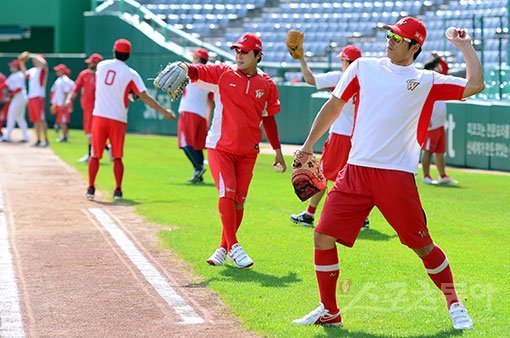 SK는 수년간 ‘시스템 야구’를 주창해왔다. SK는 ‘시스템 야구’의 뼈대는 만들었지만 그 내용을 채워 넣기 위해 염경엽 단장을 선임했다고 밝혔다. 스포츠동아DB