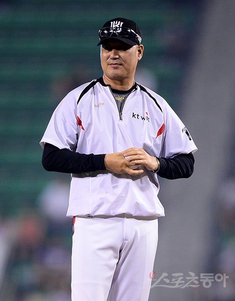 정명원 투수코치는 kt에서 3번째 시즌을 앞두고 있다. 2년간 팀이 최하위(10위)를 기록한 데 따른 책임감이 크다. 그는 “우리가 스스로 이겨내야 1군 무대에서 일어설 수 있다”며 책임감을 보였다. 스포츠동아 DB