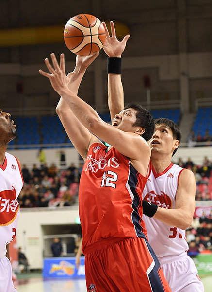 모비스 함지훈(앞)이 18일 울산 동천체육관에서 열린 오리온과의 홈 경기에서 장재석의 수비를 피해 골밑 슛을 던지고 있다. 함지훈은 모비스 토종 선수 중 최다인 11점을 넣으며 71-64 승리를 이끌었다. 사진제공 ｜ KBL