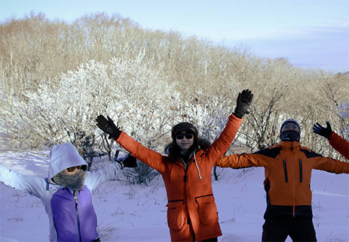 여행 앱 ‘프립’을 통해 계방산 눈꽃산행에 참가한 이들이 겨울풍경을 만끽하고 있다. 문화체육관광부 제공