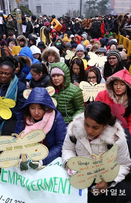 아프리카-아시아 여성인권운동가들, 수요집회 동참 18일 서울 종로구 옛 일본대사관 앞에서 열린 
제1266차 정기 수요집회에 참석한 아프리카, 아시아 여성운동인권가 19명이 ‘여성에 대한 폭력 없는 세상이 평화로운 
세상이다’라고 적힌 피켓을 들고 있다. 이들은 이화여대 아시아여성학센터에서 주관하는 ‘이화글로벌임파워먼트프로그램(EGEP)’에 
참여하기 위해 한국을 방문했다. 전영한 기자 scoopjyh@donga.com