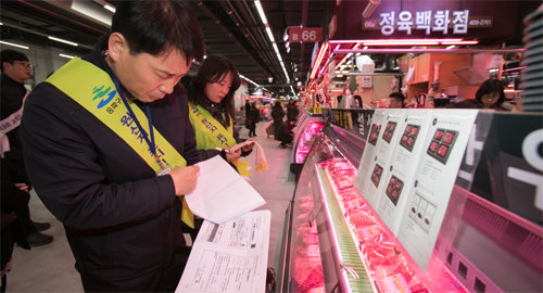 17일 오후 서울 송파구 양재대로 가락시장의 한 정육점에서 송파구 위생관리팀 직원들이 원산지 표기를 점검하기 위해 도축검사증명서를 확인하고 있다. 송파구 제공