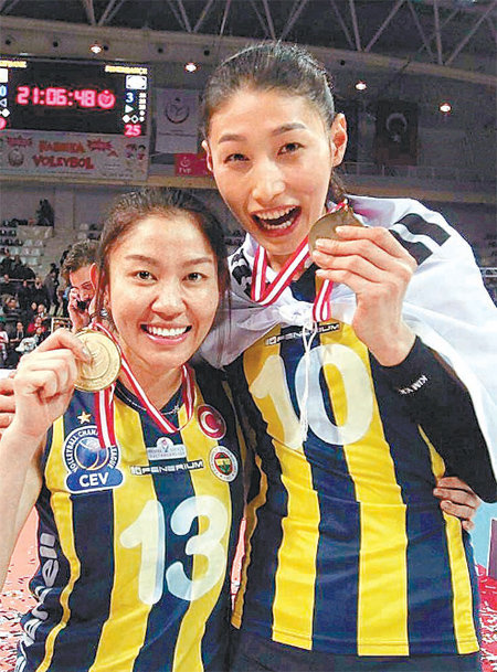 태극기 두르고 18일 터키컵에서 우승을 차지한 페네르바흐체의 김연경(오른쪽)과 태국 출신의 같은 팀 세터 눗사라 똠꼼. 페네르바흐체 인스타그램