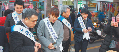 침체된 지역 경제에 활력을 불어넣기 위해 다양한 지원 정책을 펴고 있는 부산지방중소기업청 김진형 청장(왼쪽에서 두 번째)이 최근 수영 팔도시장을 방문해 ‘설맞이 전통시장 이용 캠페인’을 벌이고 있다. 부산지방중소기업청 제공