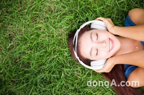 인기를 끄는 광고를 보면 몇 가지 공통점이 있다. 그 중 하나가 귀에 쏙 박히는 배경음악. 실제로 CM송은 ‘광고의 표정’이라고 불릴 만큼 중요하다.