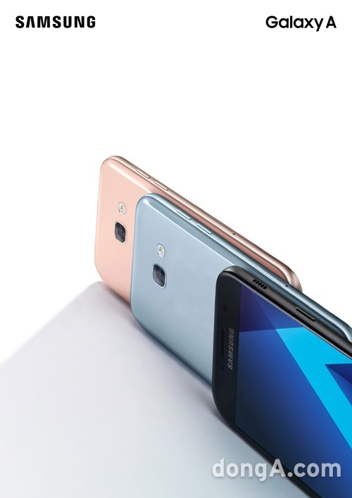 삼성전자가 올해 첫 스마트폰으로 영 프리미엄(Young Premium) 타겟의 2017년형 ‘갤럭시 A5(Galaxy A5)’를 19일 출시한다. 사진제공=삼성전자
