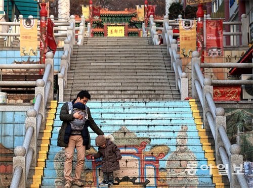 아이들 손잡고 떠나는 인천 역사기행에서 차이나타운의 이 계단을 올라 선린문을 통과하면 응봉산 정상에 조성된 자유공원에 닿는다. 동아일보DB
