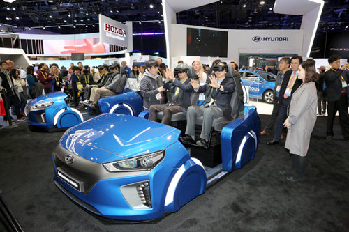 가상현실로 자율주행차 체험 최근 미국 라스베이거스 ‘국제가전전시회(CES) 2017’에 참가한 김기현 울산시장(오른쪽 앞자리)이 현대자동차 부스에서 가상현실(VR)로 자율주행차를 체험하고 있다. 울산시 제공