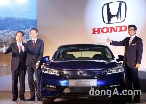 18일 오후 서울 용산구 그랜드 하얏트 호텔에서 열린 '어코드 하이브리드' 국내 공식 출시 행사에서 관계자들이 포토타임을 하고 있다. 동아닷컴 국경원 기자 onecut@donga.com